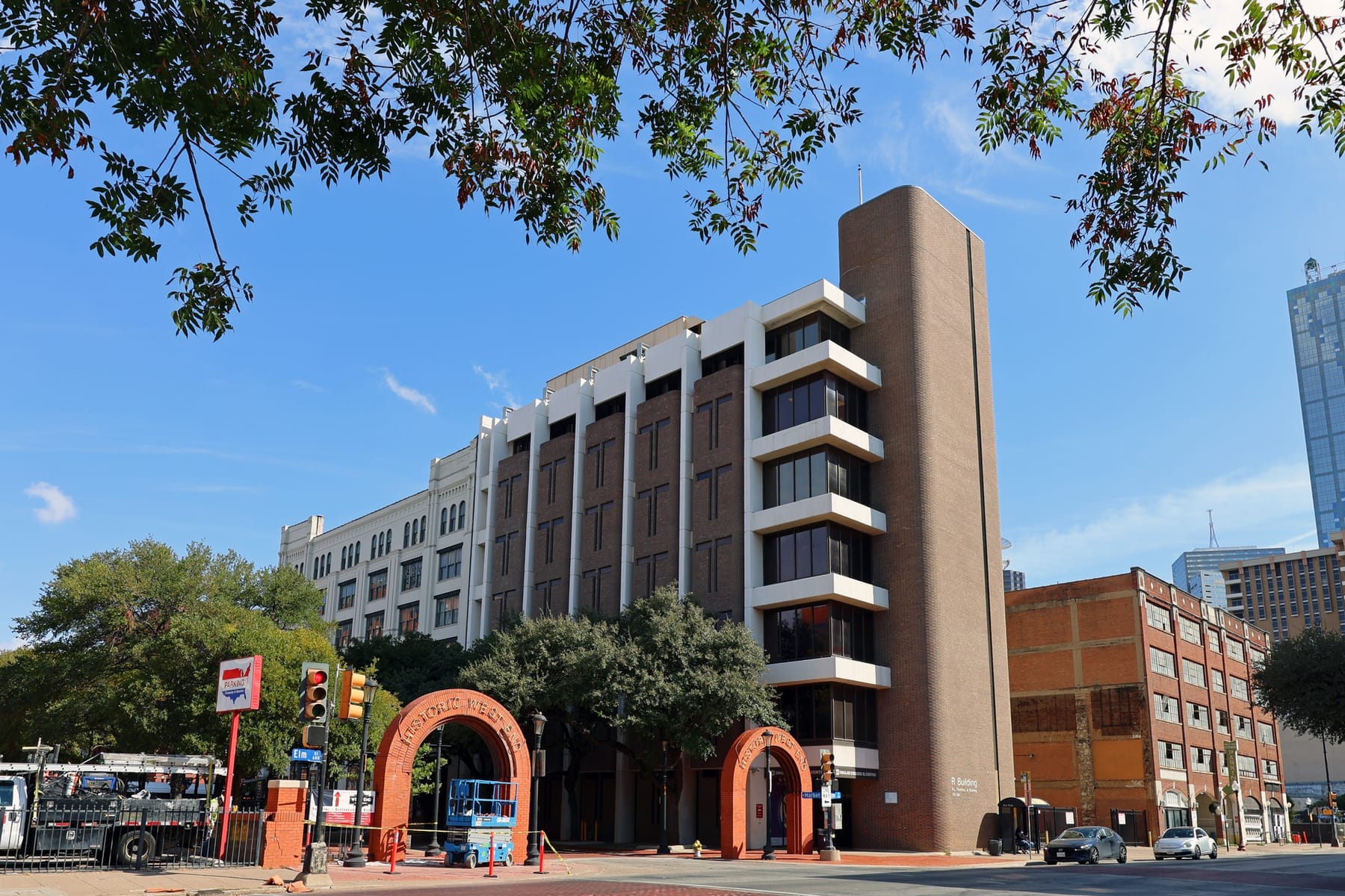 RL Thornton Building of Dallas College El Centro (photograph from the Wikimedia Commons category Dallas College)
