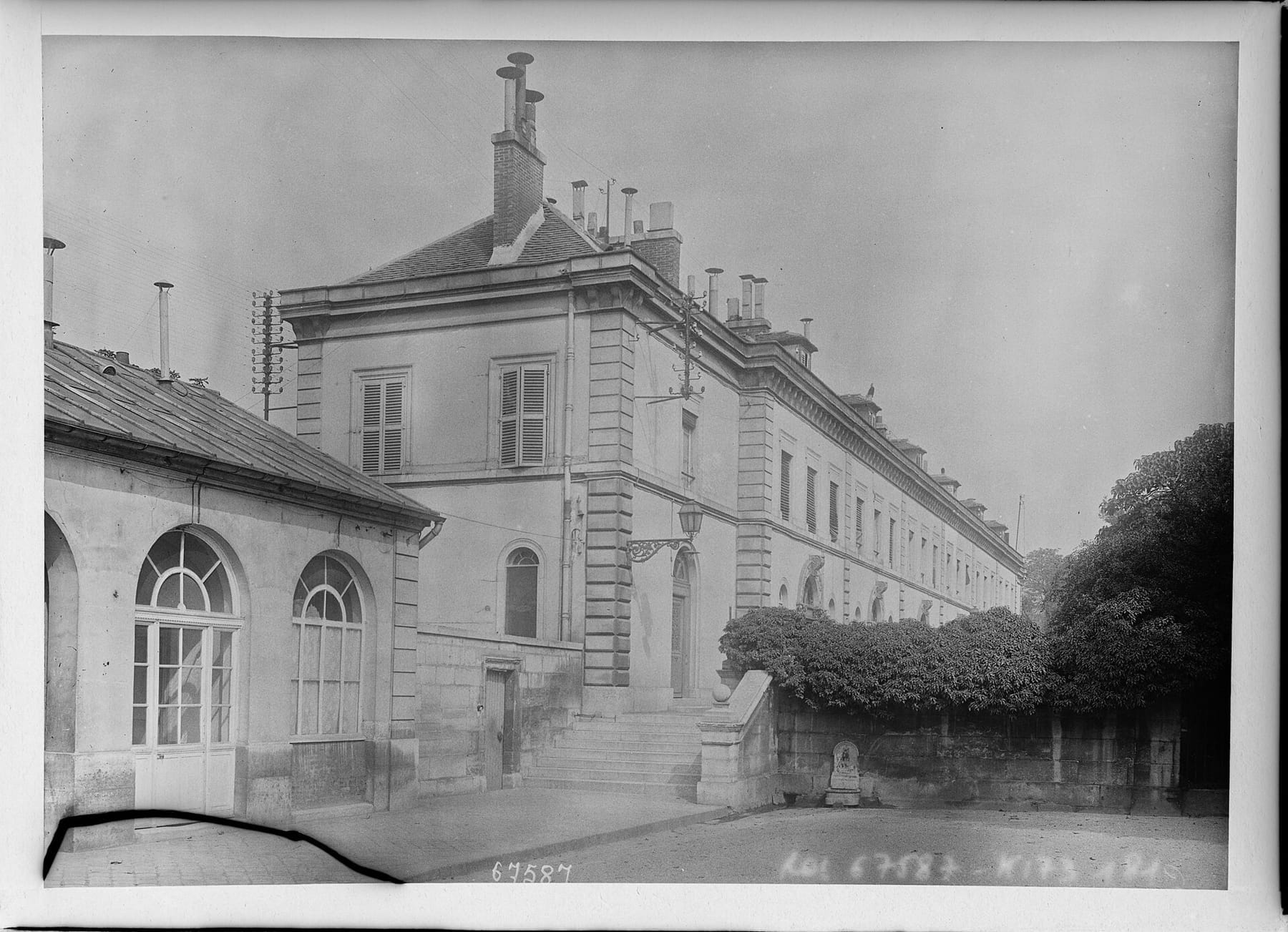 Ecole (vétérinaire) d'Alfort (extérieur du bâtiment) - btv1b53064108d (photograph from the Wikimedia Commons category École nationale vétérinaire d'Alfort)