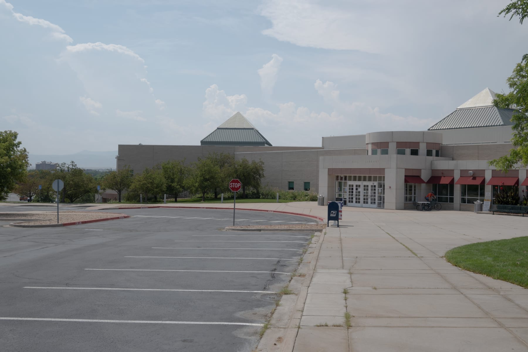 Front Range Community College Westminster Campus - library - August 2021 (photograph from the Wikimedia Commons category Front Range Community College)