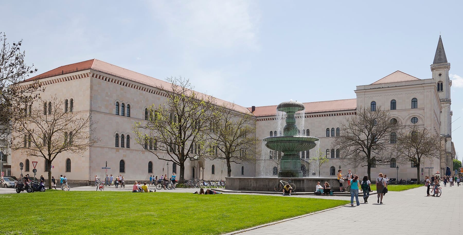 Edificio principal de la Universidad Ludwig-Maximilian, Múnich, Alemania, 2012-04-30, DD 01 (photograph from the Wikimedia Commons category Ludwig-Maximilians-Universität München)
