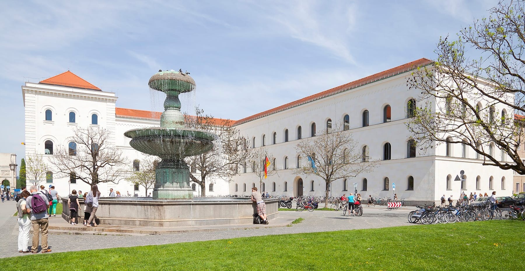 Edificio principal de la Universidad Ludwig-Maximilian, Múnich, Alemania, 2012-04-30, DD 03 (photograph from the Wikimedia Commons category Ludwig-Maximilians-Universität München)