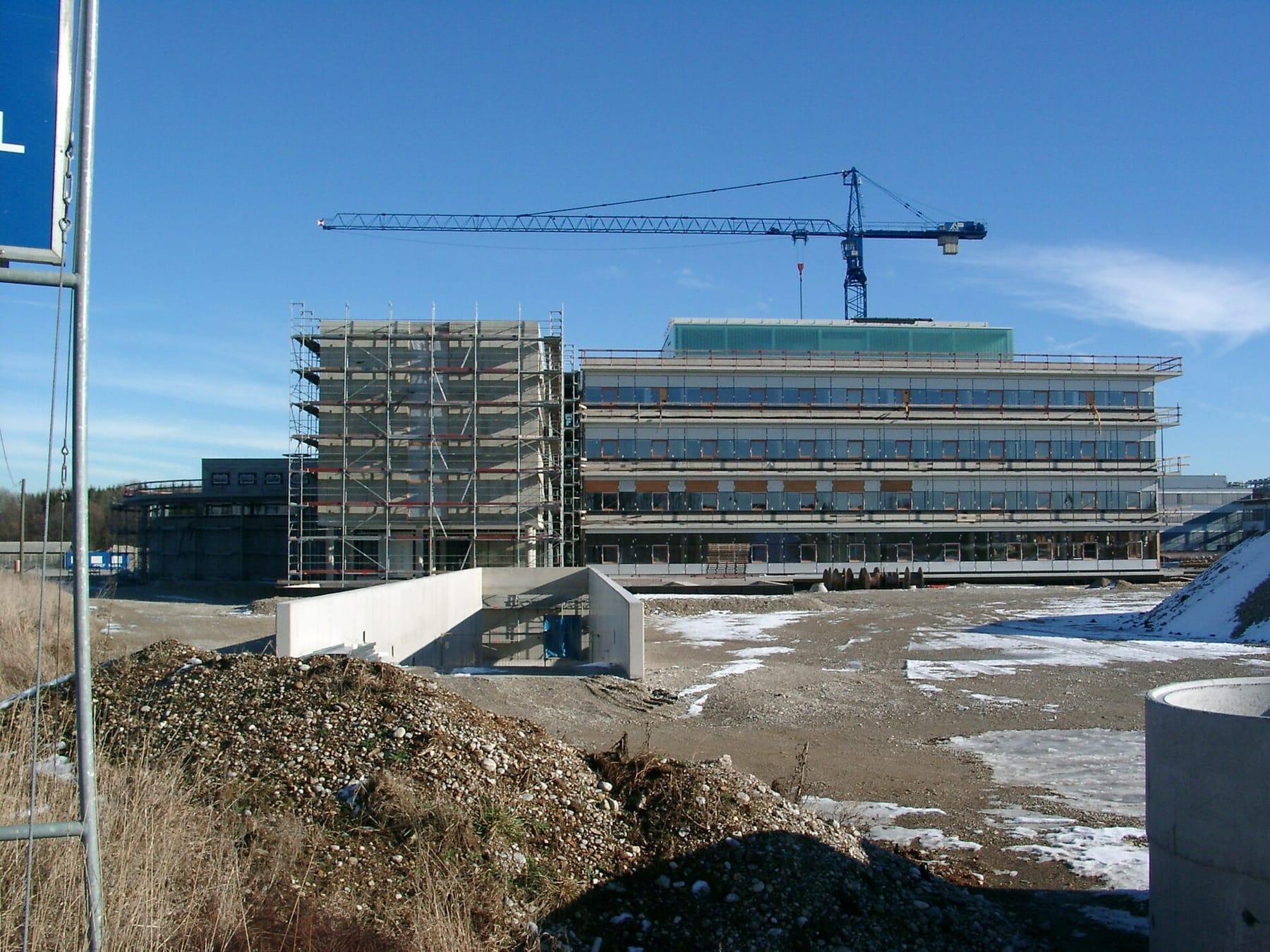 Biology faculty of the LMU 2003 Planegg (photograph from the Wikimedia Commons category Ludwig-Maximilians-Universität München)