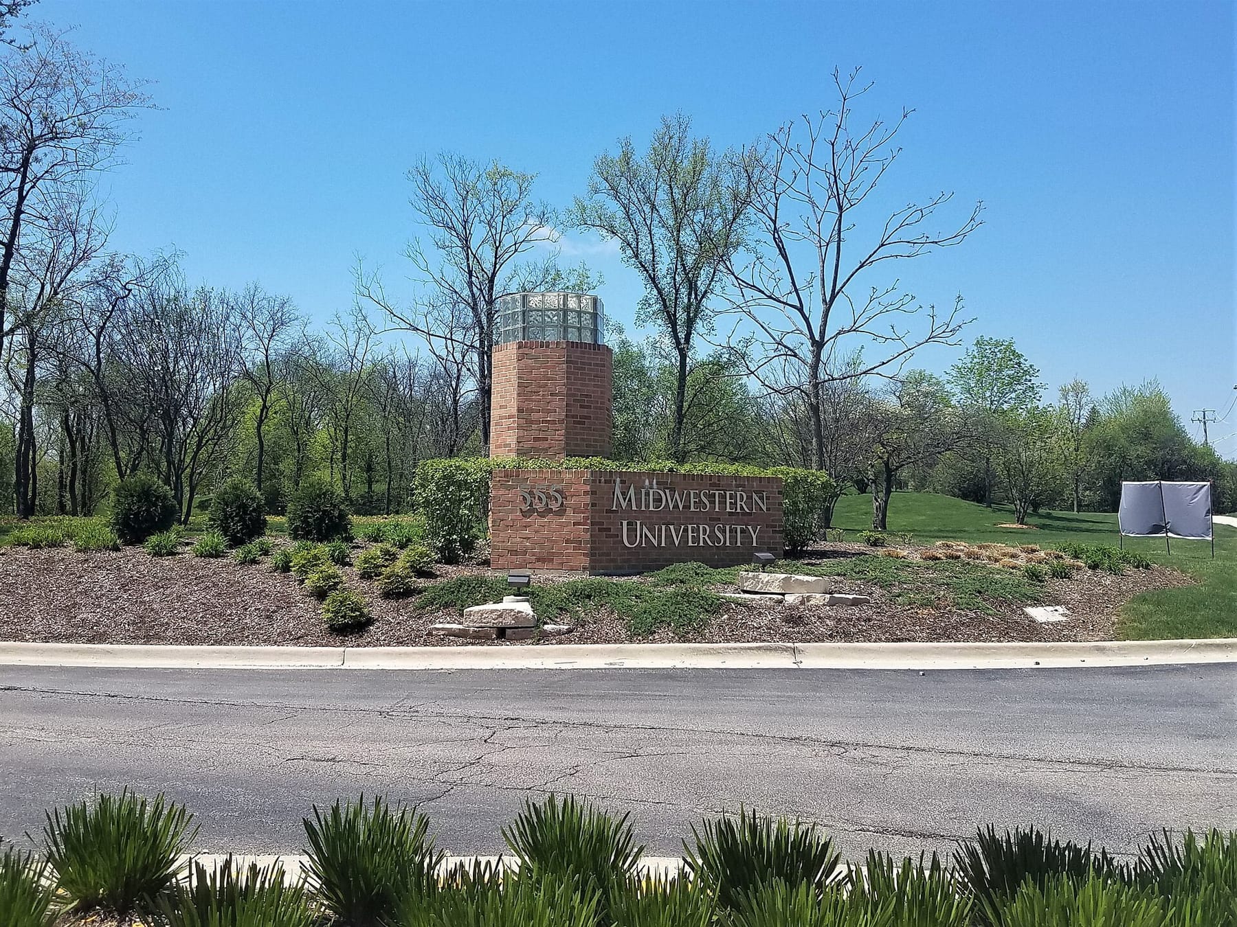 Midwestern University Downers Grove Campus Entrance (photograph from the Wikimedia Commons category Midwestern University)