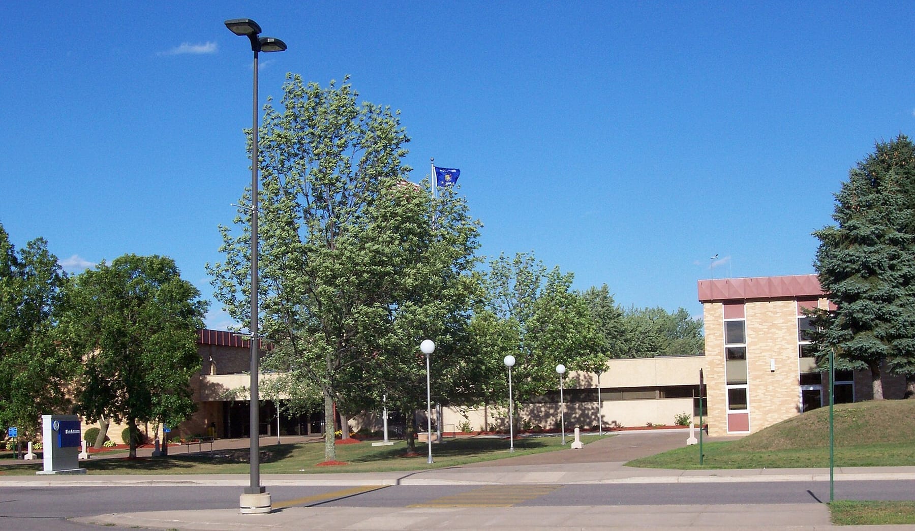 NorthcentralTechnicalCollegeEntrance (photograph from the Wikimedia Commons category Northcentral Technical College)