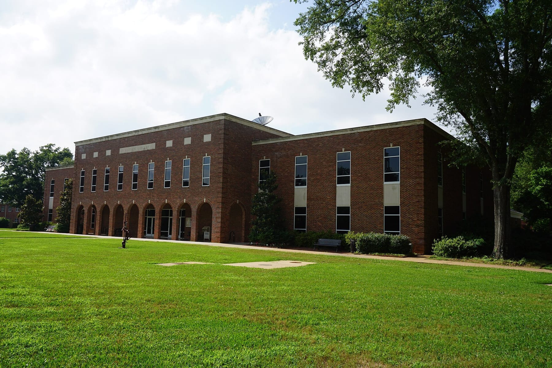 Tyler Junior College May 2016 13 (Vaughn Library and Resource Center) (photograph from the Wikimedia Commons category Tyler Junior College)
