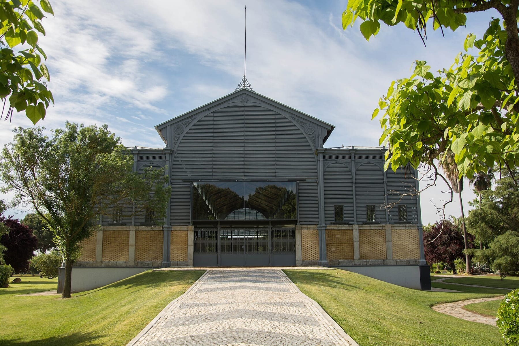 Edificio Metálico Campus de Badajoz UEx (photograph from the Wikimedia Commons category Universidad de Extremadura)
