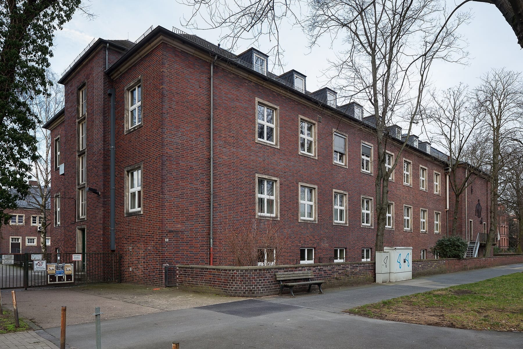 Cattle clinic building TiHo University of Vetinary Medicine Schwesternhausstrasse Bult Hannover Germany (photograph from the Wikimedia Commons category Stiftung Tierärztliche Hochschule Hannover)