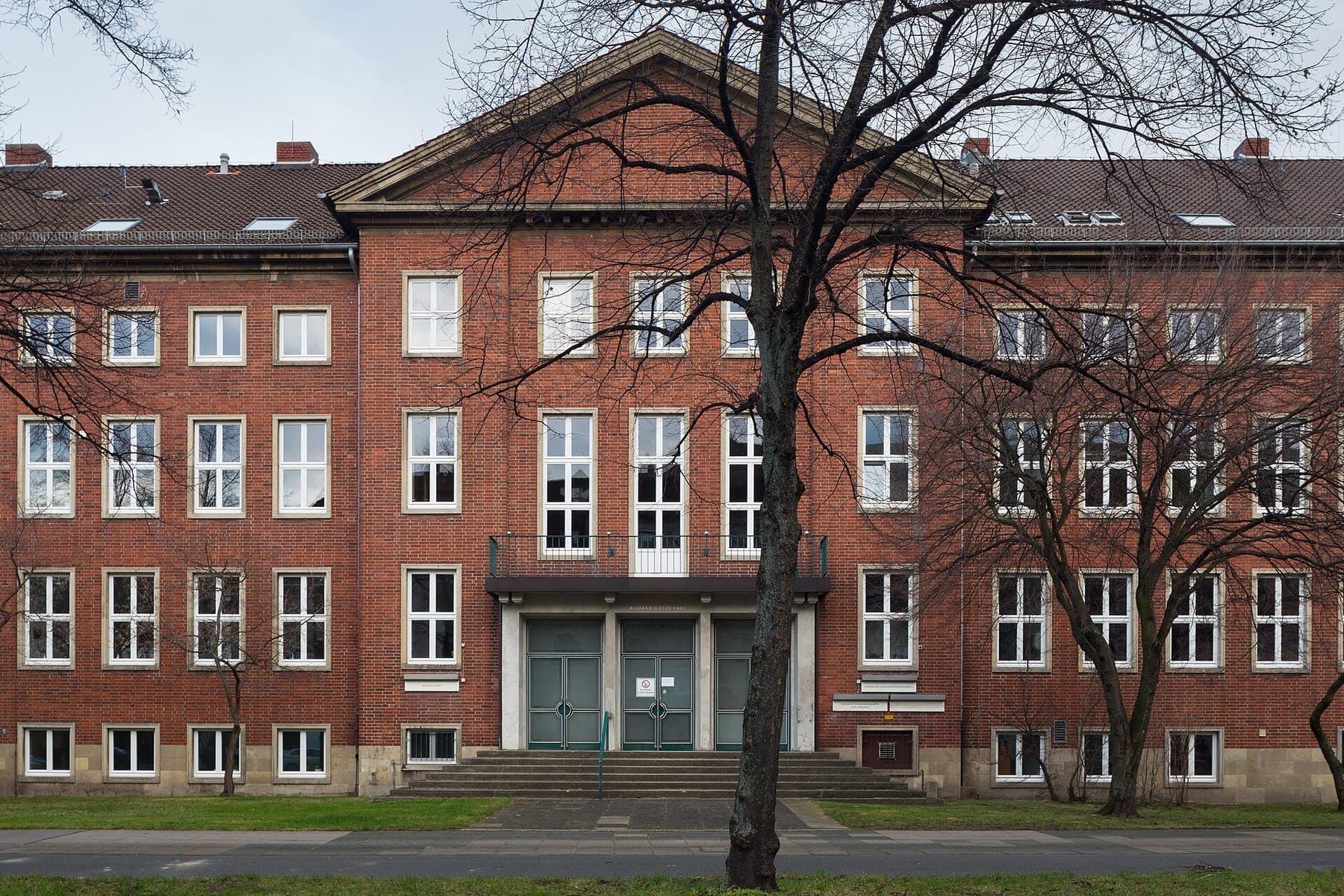 Richard-Goetze-Haus building TiHo Bischofsholer Damm Bult Hannover Germany 01 (photograph from the Wikimedia Commons category Stiftung Tierärztliche Hochschule Hannover)