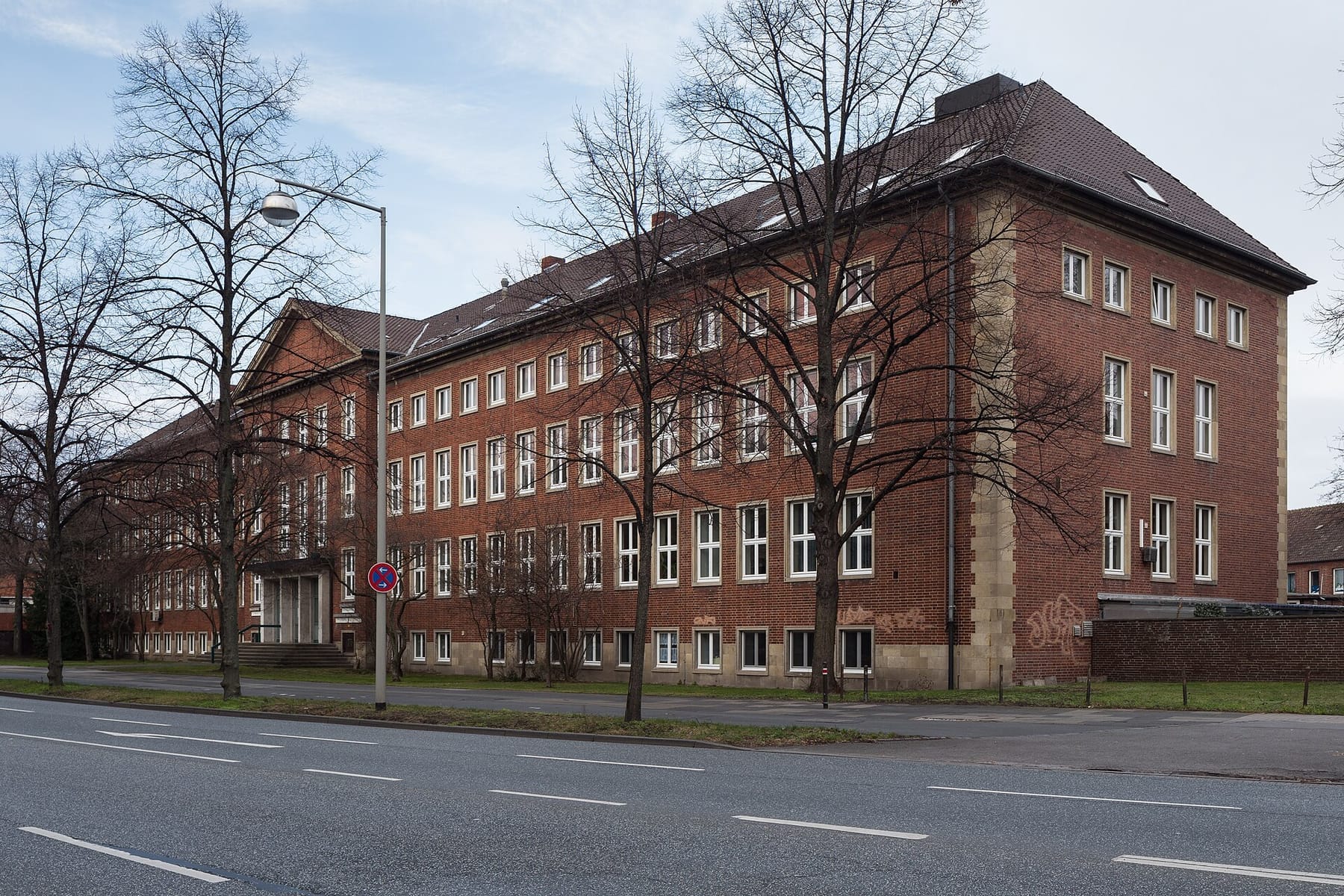 Richard-Goetze-Haus building TiHo Bischofsholer Damm Bult Hannover Germany 02 (photograph from the Wikimedia Commons category Stiftung Tierärztliche Hochschule Hannover)