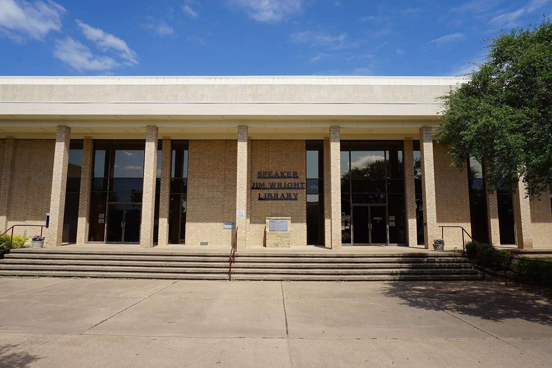 Weatherford College May 2017 03 (Speaker Jim Wright Library) (photograph from the Wikimedia Commons category Weatherford College)